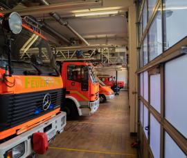 Mehrere Feuerwehrautos in einer Halle