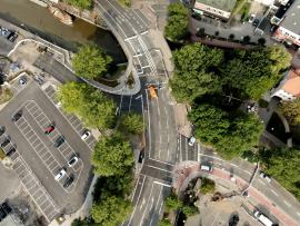 Luftsbild einer Straßenkreuzung 