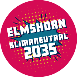 Ein rundes Logo in der Farbe erdbeerrot, mit gelben Punkten und einem blauen Farbeklecks, auf dem mit weißer Aufschrift Elmshorn Klimaneutral 2035 steht. 